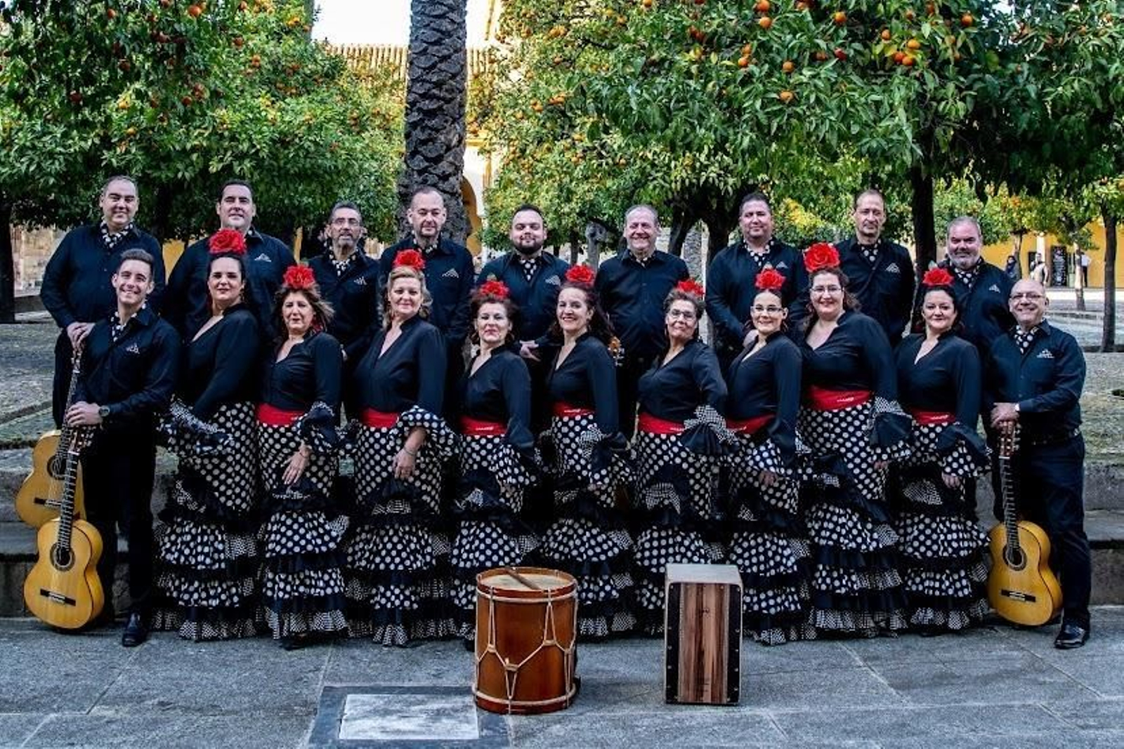 Componentes del Coro 'Yerbabuena', que dará el pistoletazo de salida a la Navidad en Porcuna.