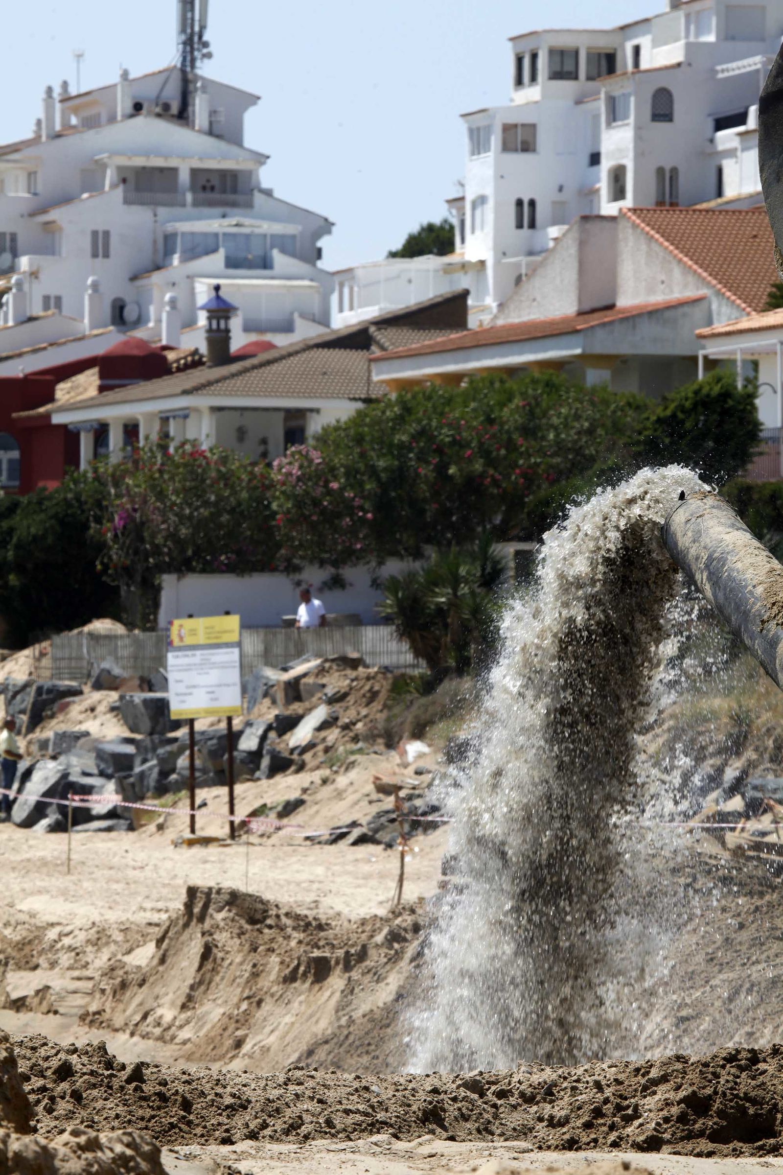 El inicio de los trabajos de regeneración de la arena en la playa de El Portil