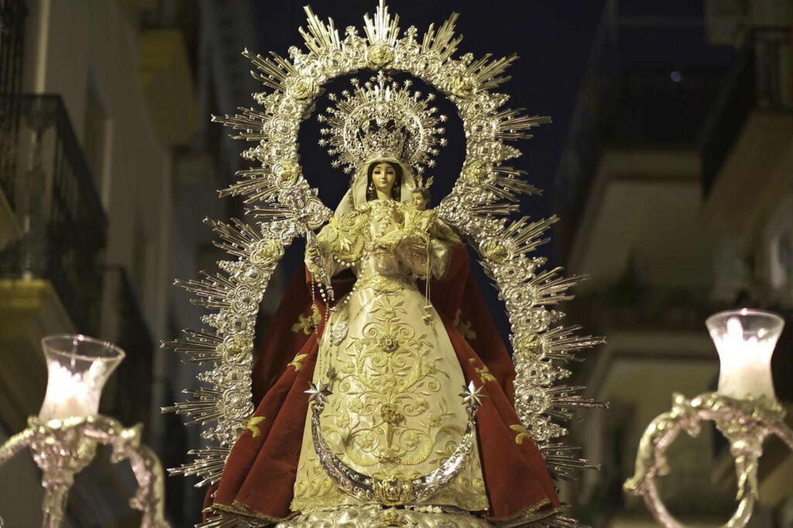 La imagen es obra de Francisco Buiza y reproduce la patrona de Moguer
