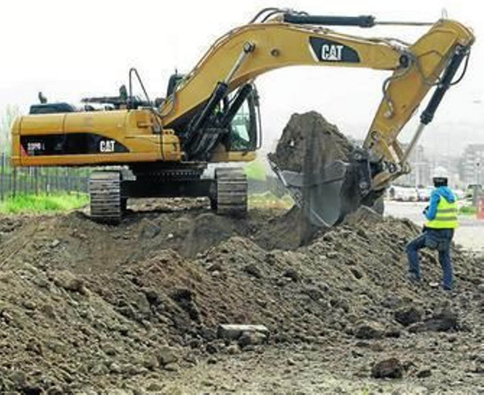 Las máquinas ya han comenzado la construcción del paso subterráneo para vehículos.