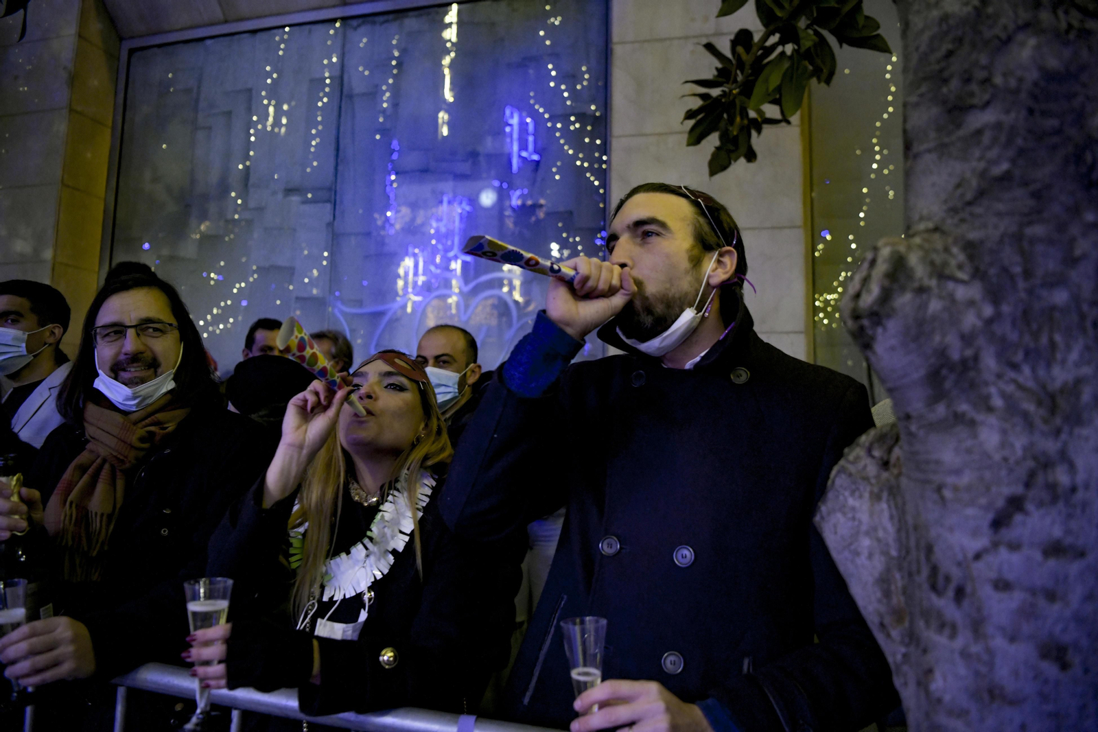 Así fue la Nochevieja 2021 en Granada, en imágenes: uvas en una Plaza del Carmen vallada y ambiente de fiesta en la calle
