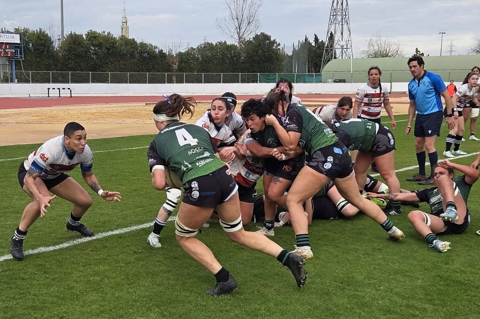 Katie Barnes, a punto de ensayar en la última jugada del partido.