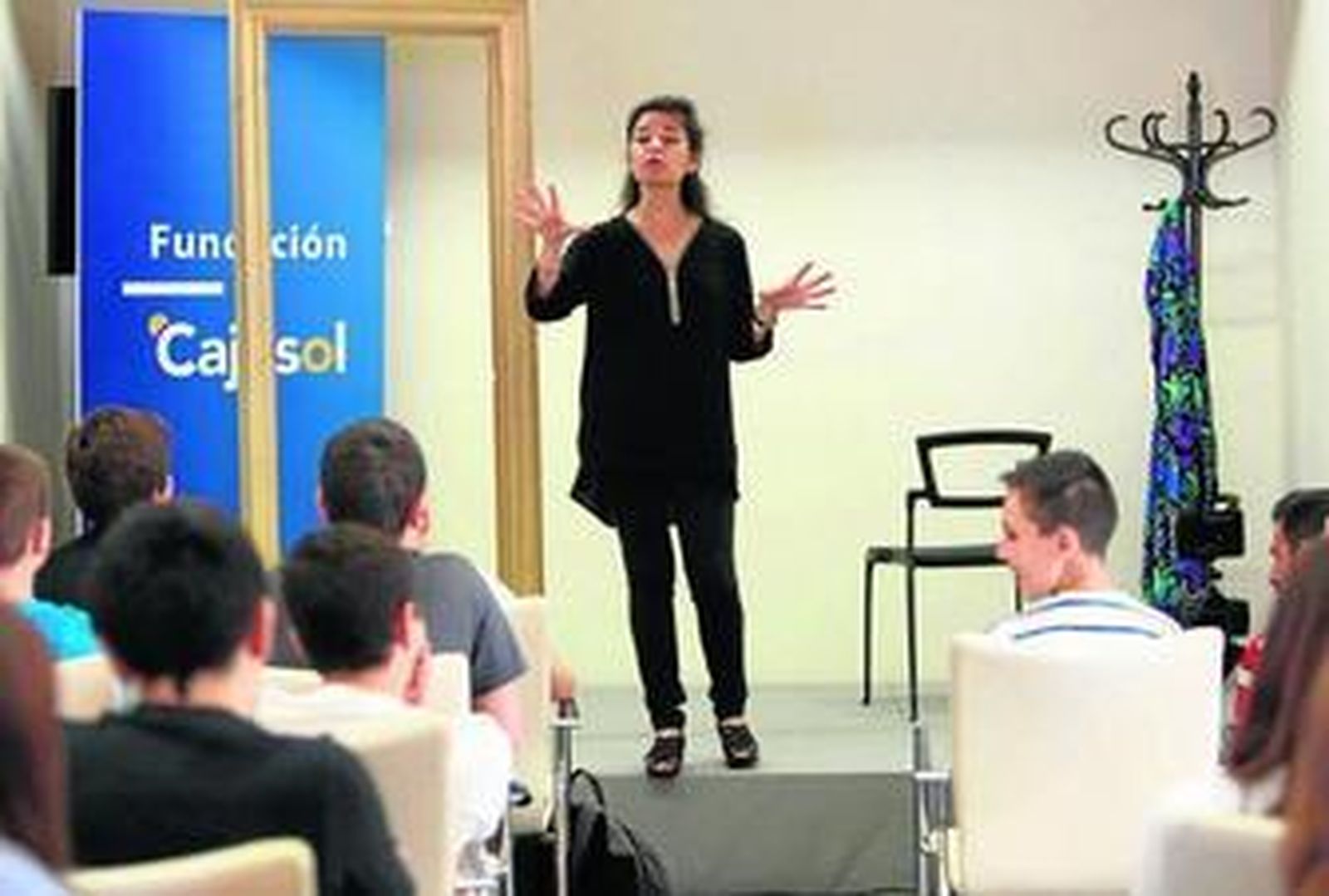 La actriz Blanca Marsillach explica a los jóvenes las características de una de las obras que se representaron.