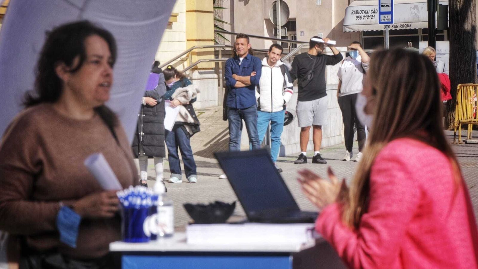 Un stand de Clece atiende a una aspirante a un empleo.