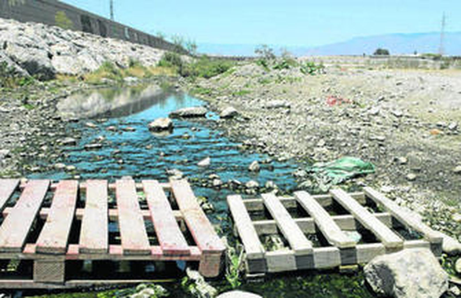 El río Andarax presenta en muchas ocasiones esta estampa con vertidos de residuos.