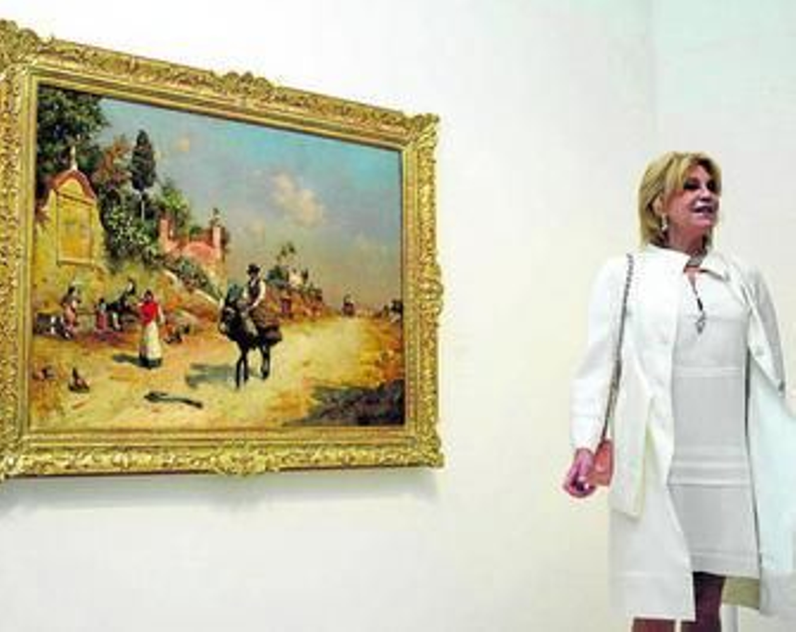 Carmen Thyssen posa frente al cuadro 'La fuente de Reding', de Gómez Gil, en el museo de Málaga.