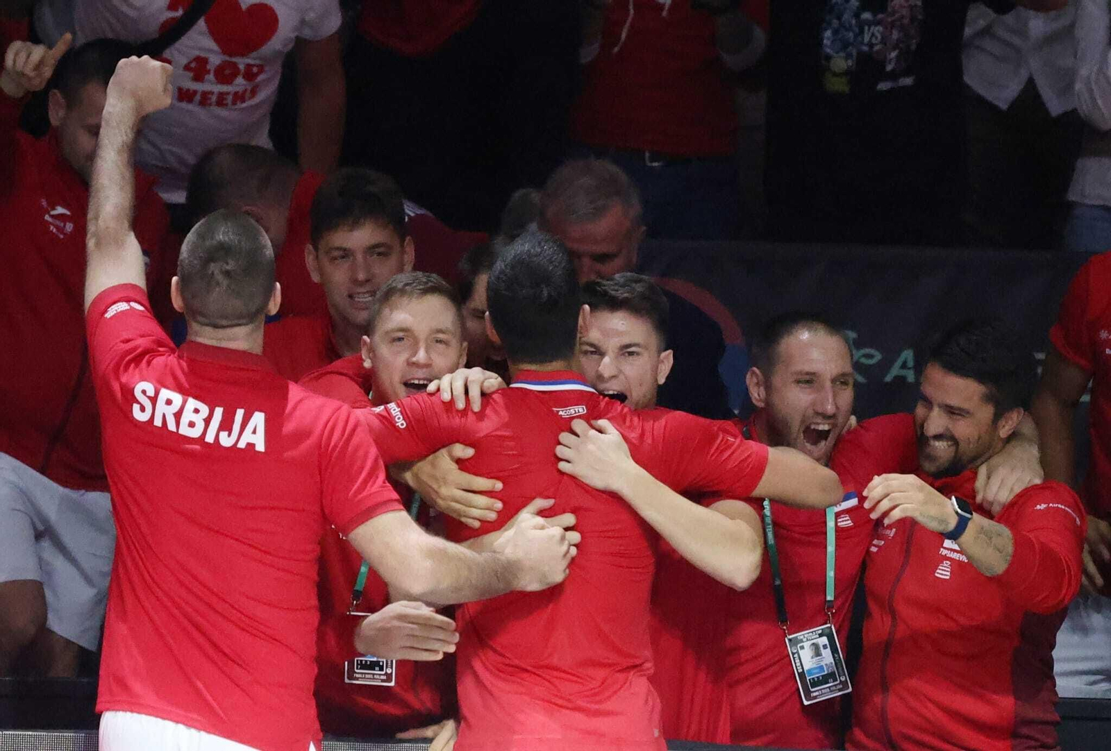 Djokovic celebra con sus compañeros.