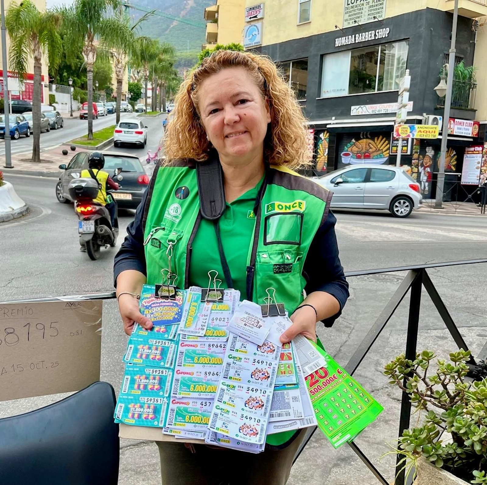 Mercedes López, la venderora de la ONCE que ha repartido el premio en Alhaurín el Grande.