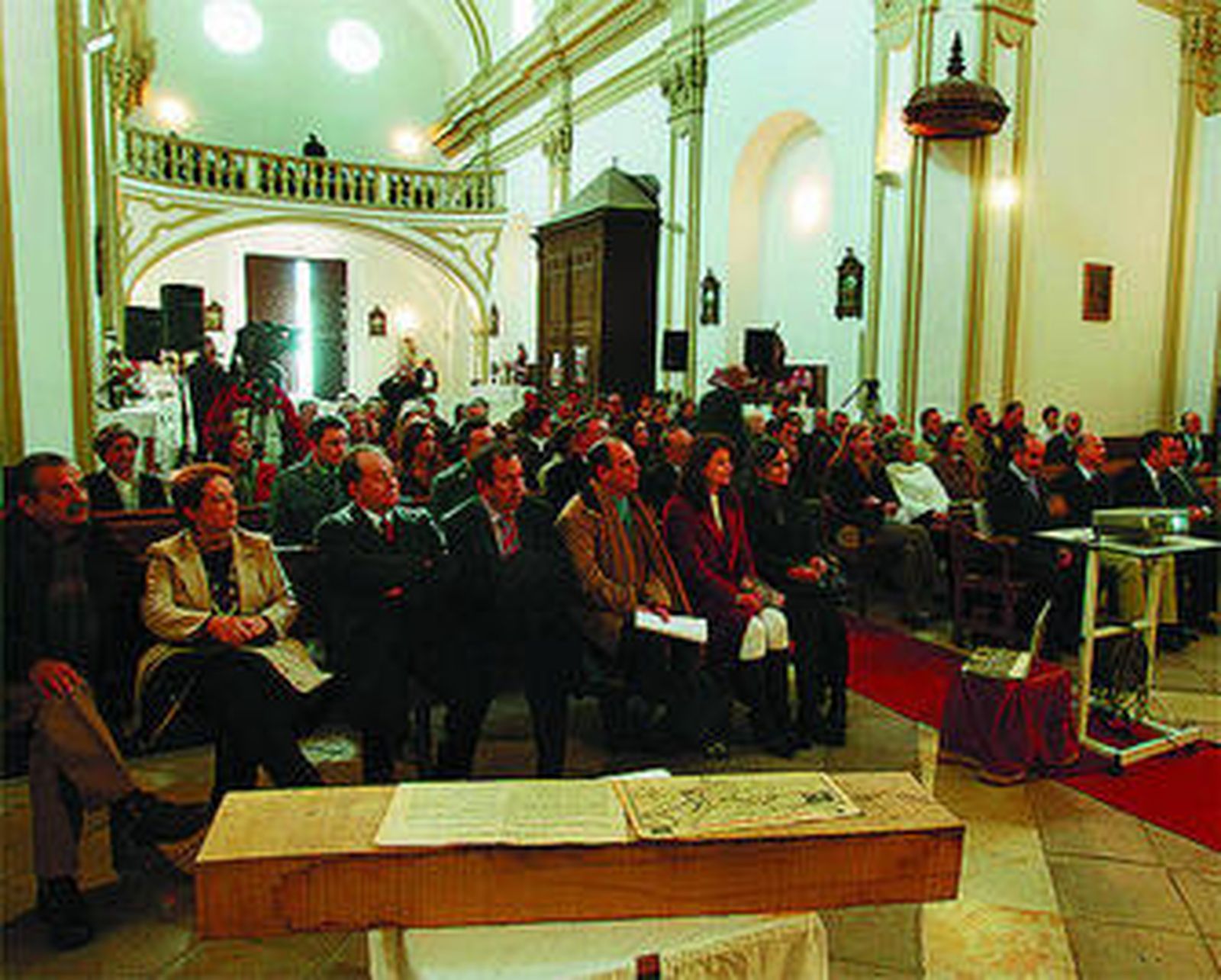 1. Una mujer delante de un cartel de Bernardo de Gálvez, ayer en los actos organizados en Macharaviaya con motivo del 222 aniversario de su muerte. 2. Misa en la iglesia de San Jacinto, donde se encuentra el panteón familiar. 3. Los integrantes de una banda de cornetas llegados de Córdoba se vistieron de época para la ocasión.