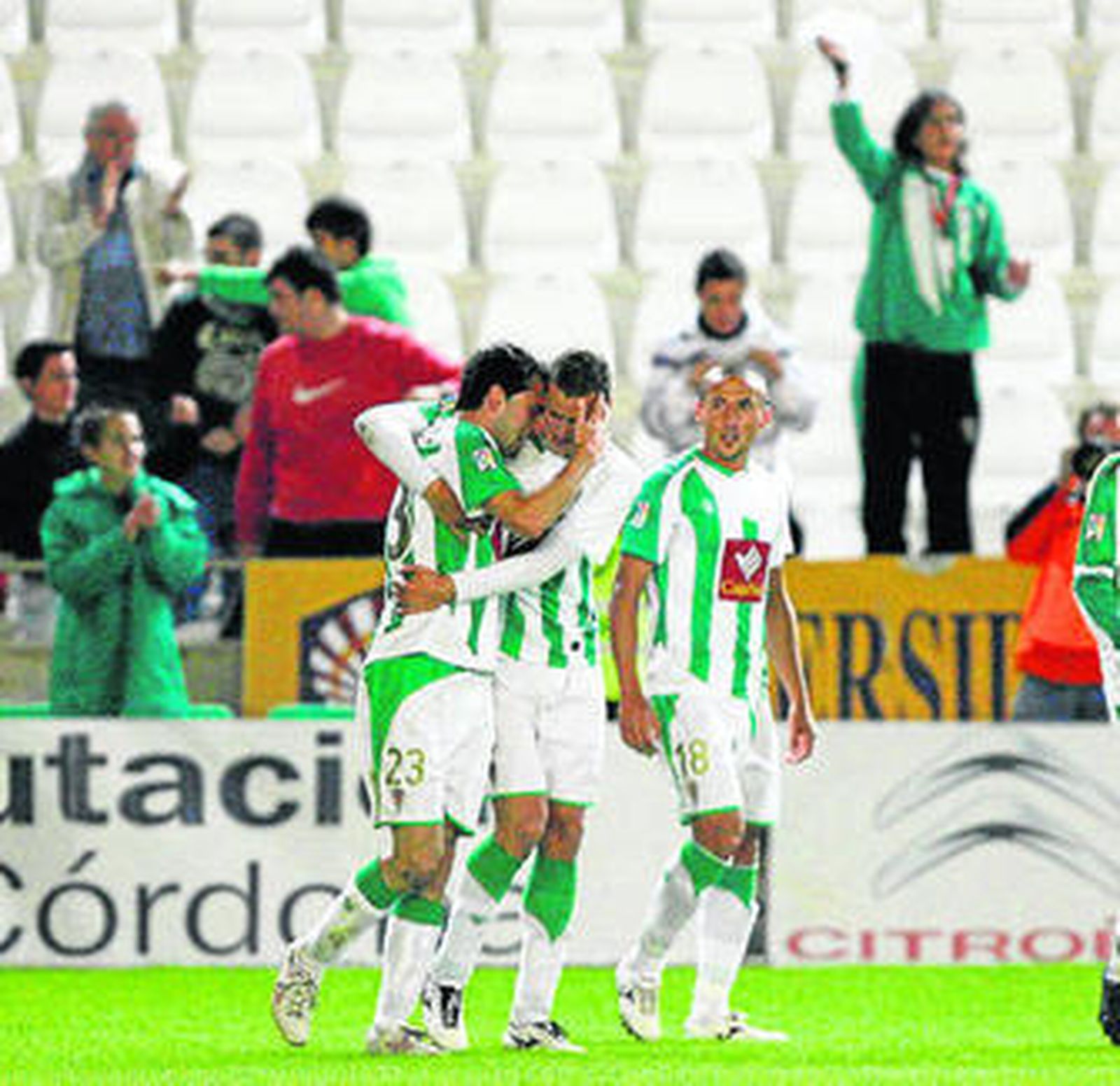 Díaz de Cerio y Oriol Riera se abrazan junto a Jorge Luque.