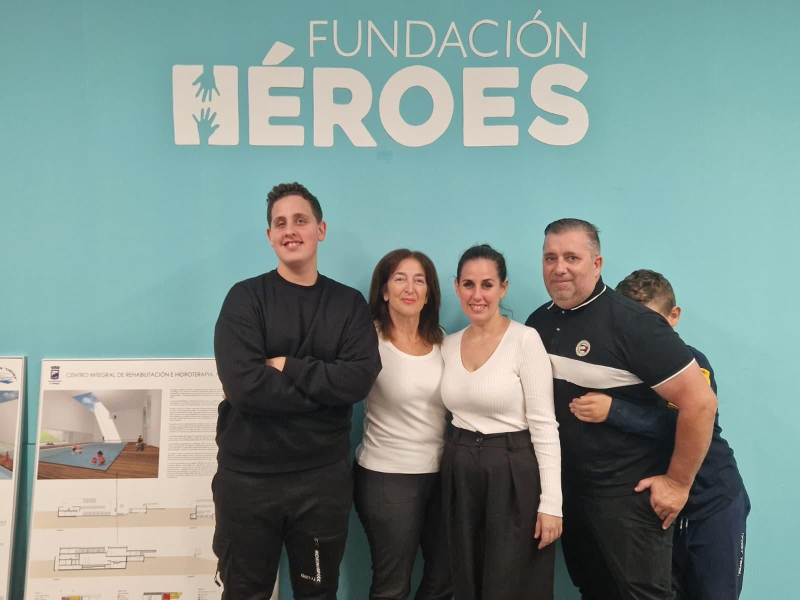 La familia Acevedo Pérez y la gerente, Silvia García, posan en la Fundación Héroes.