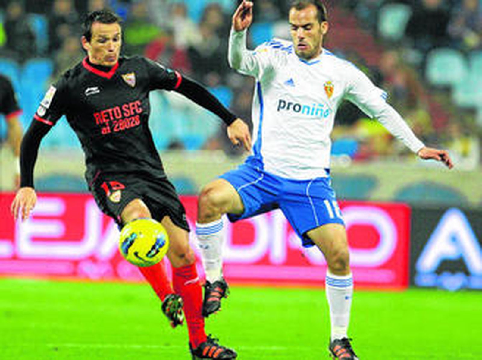 Trochowski intenta controlar un balón con la presión encima de Ruben Micael.