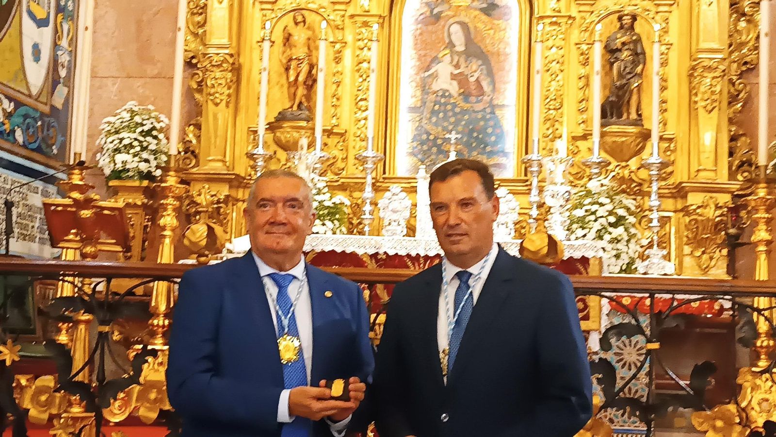 Esteban Brito recibe la medalla del Puerto de Huelva.