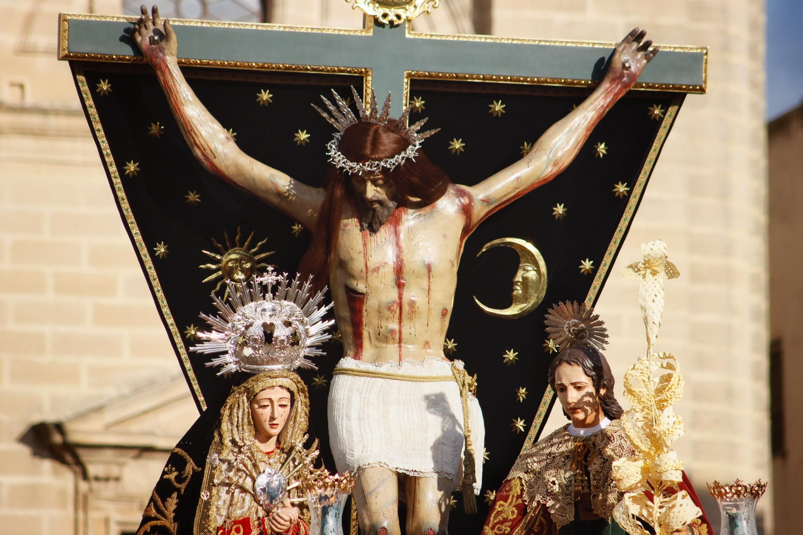 Imágenes de la salida de la Vera Cruz en la Semana Santa de Chiclana 2025