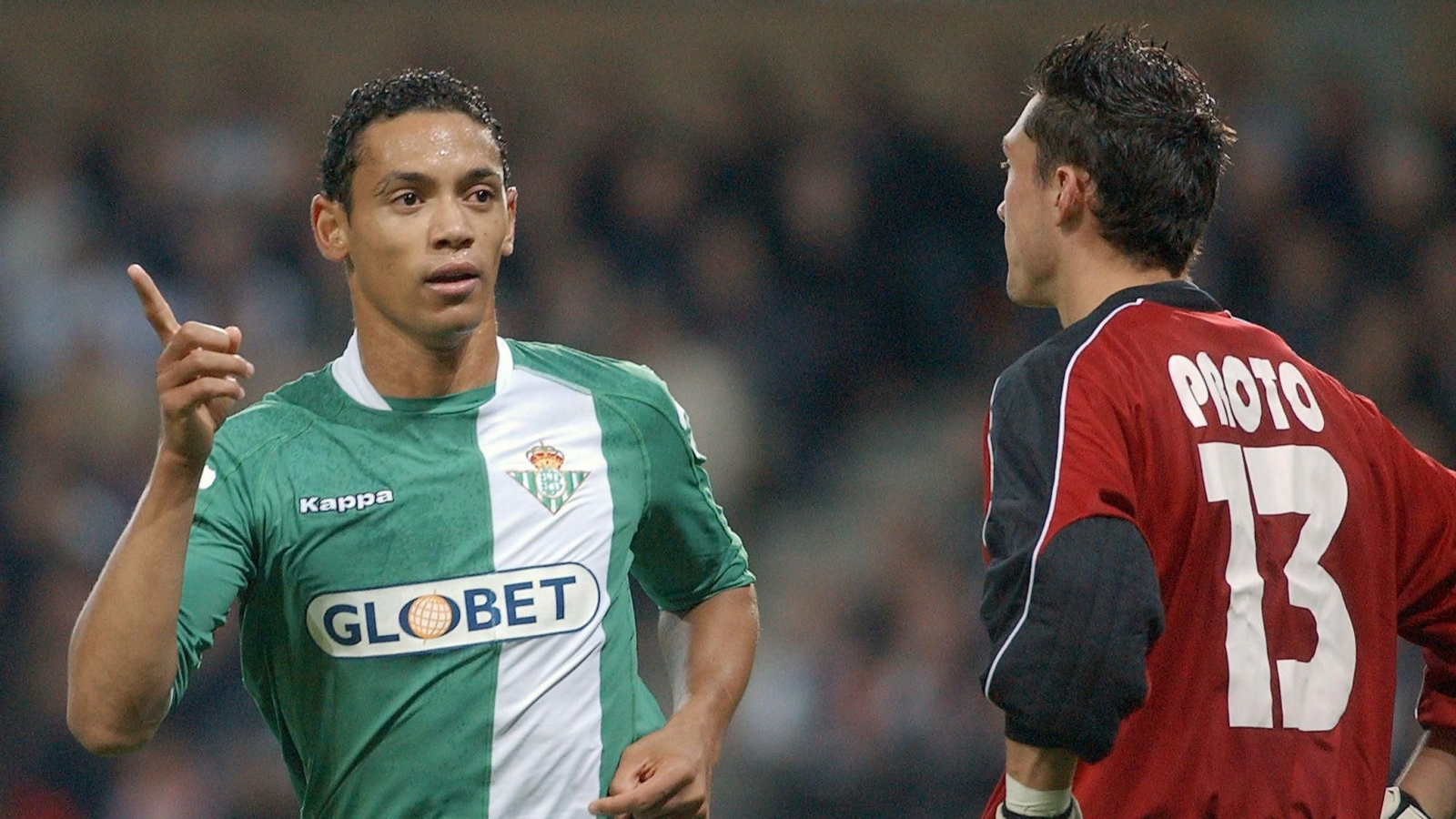 Oliveira celebra un gol ante el portero Proto.