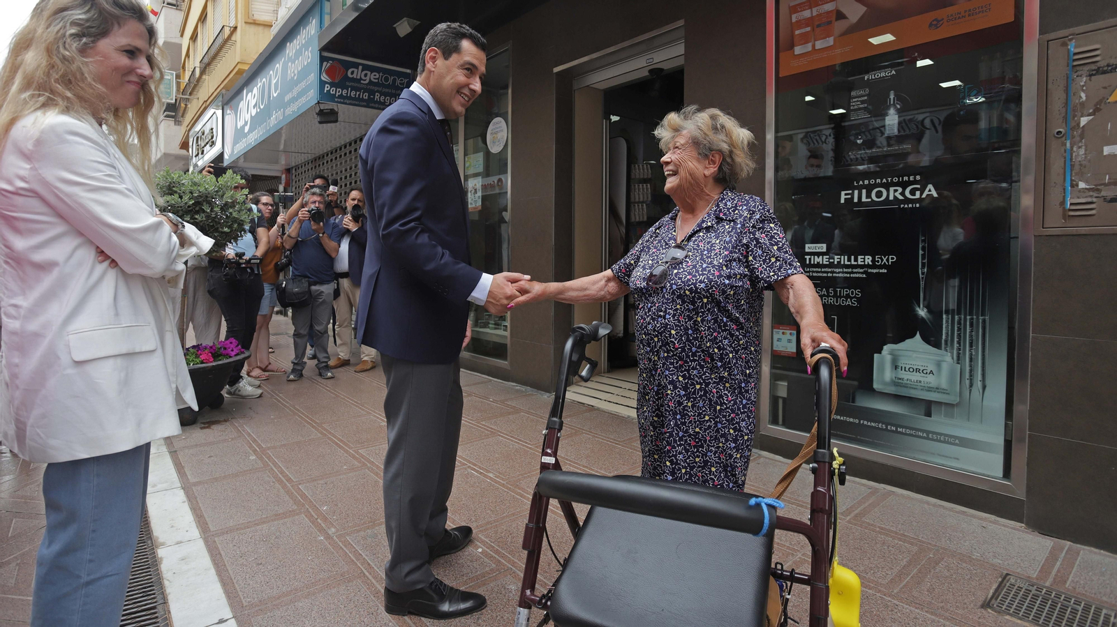 Fotos de la visita de Juanma Moreno a La Línea