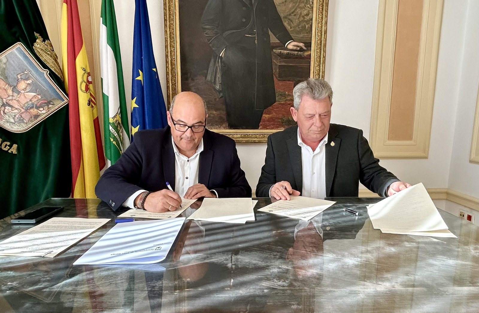 Firma del convenio entre el alcalde de Vélez-Málaga, Jesús Lupiáñez y el presidente de la Agrupación de Cofradías, Francisco Javier García del Corral
