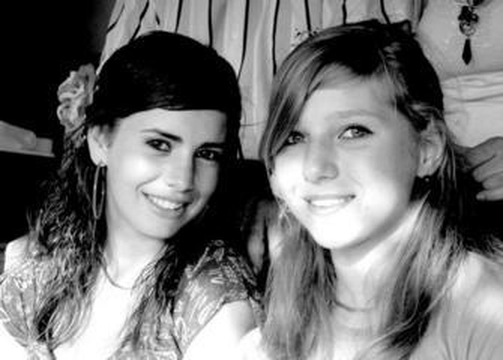 La asistencia de muchos jóvenes ha sido una característica común durante los distintos festejos de esta feria, representando una garantía de su continuidad. En la imagen, Beatriz y Laure, totalmente deslumbrantes.