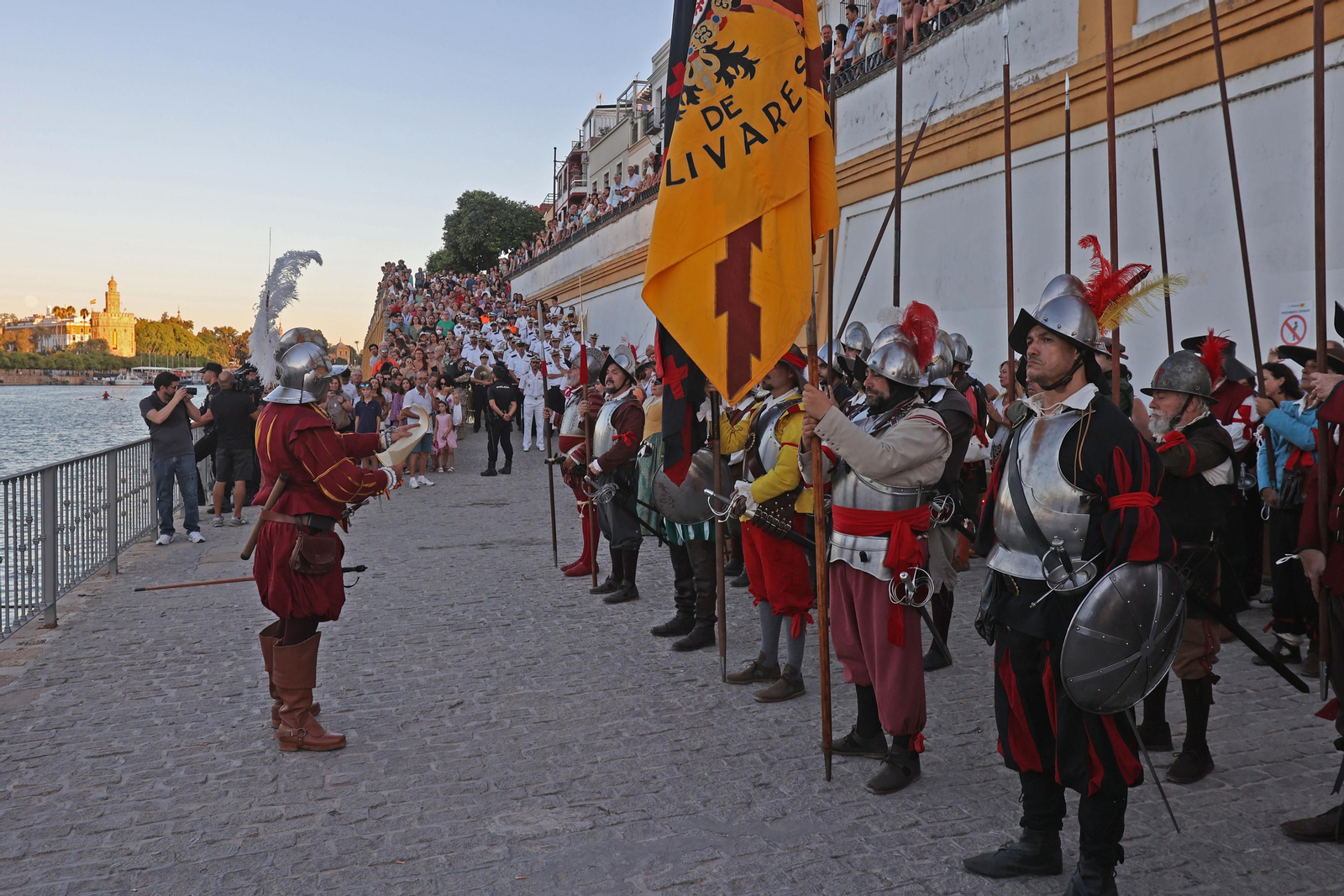 DESEMBARCO DE 18 ACTORES REPRESENTANDO A ELCANO Y ESCOLTADOS POR EL TERCIO DE OLIVARES