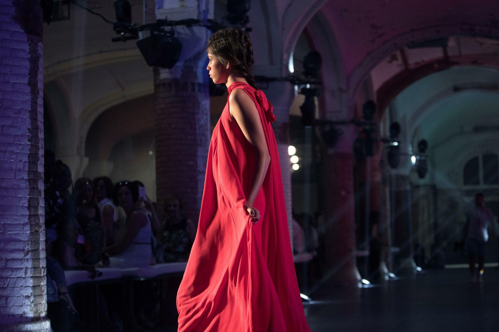 Vestido fucsia de líneas vaporosas firmado por Miró en la '080'.