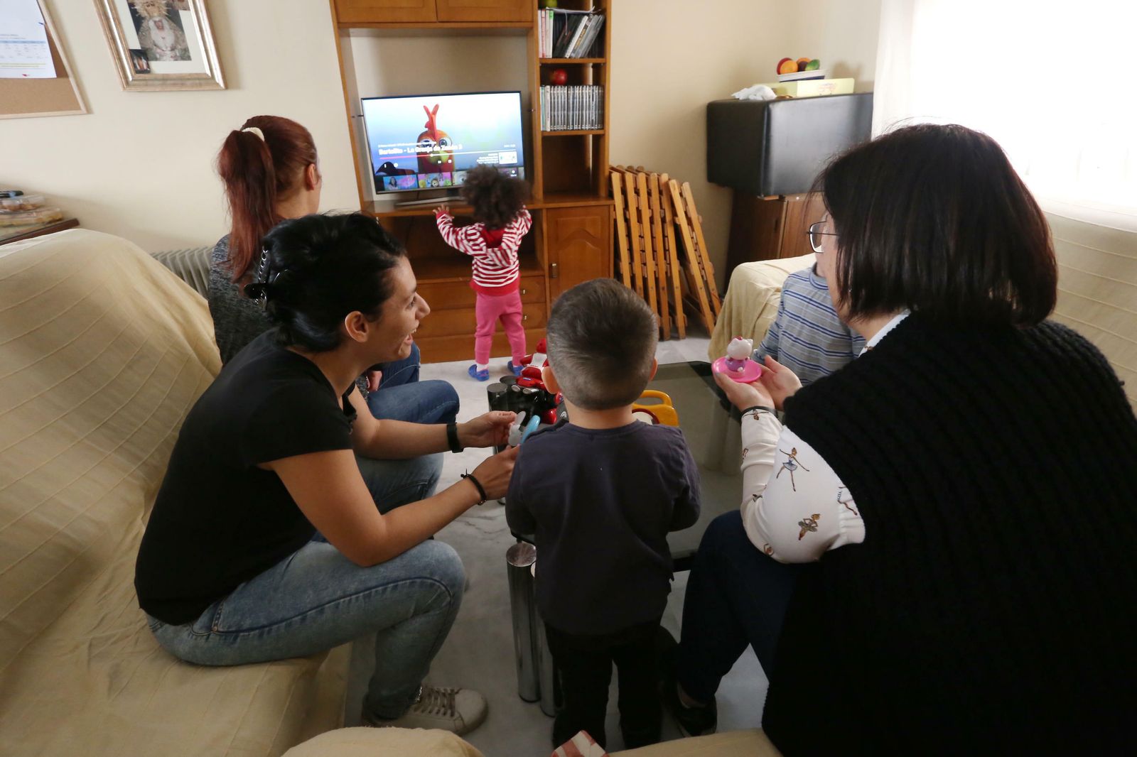 Entre las personas que acuden a Prolibertas están madres con hijos