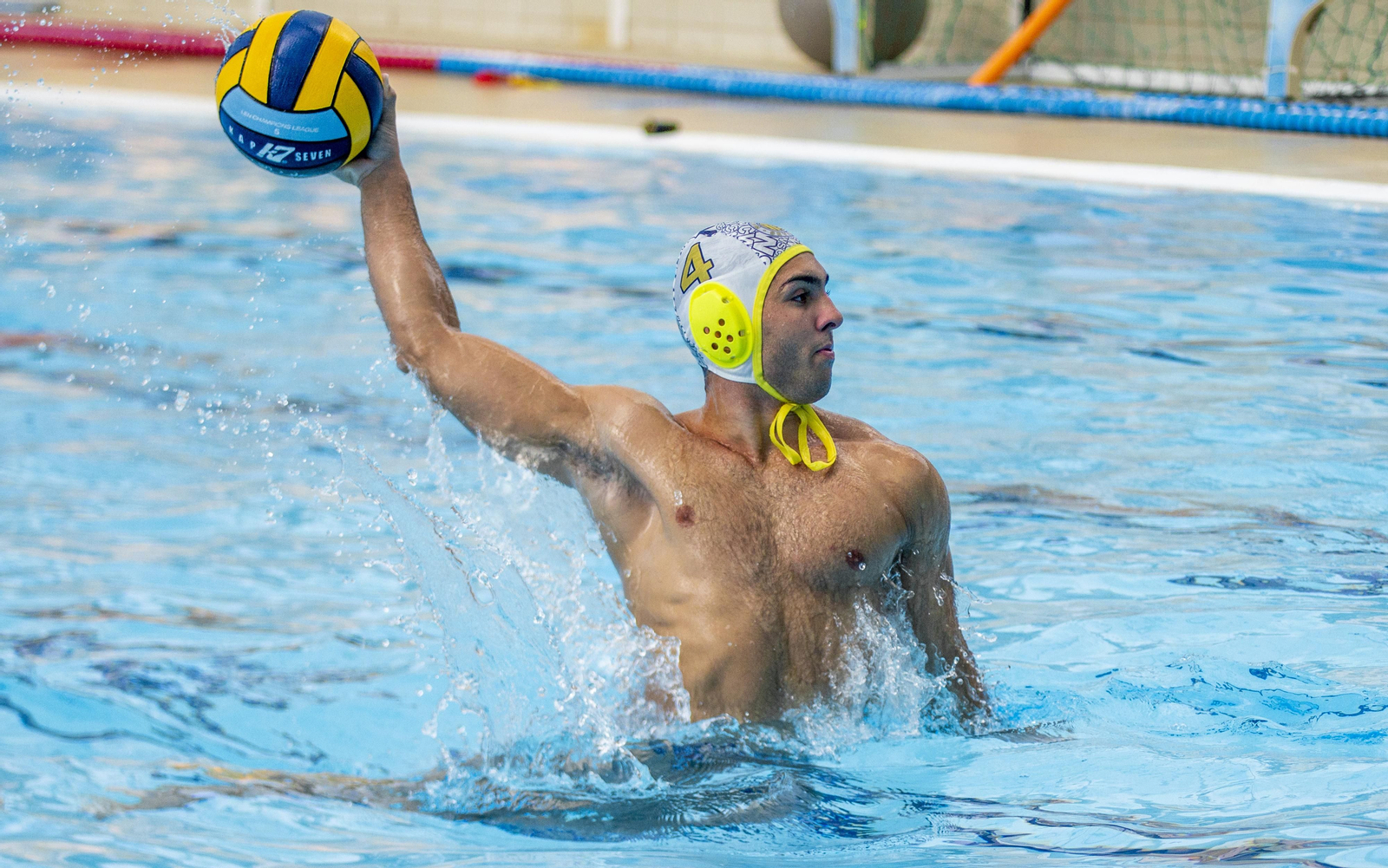 Iván Galindo prepara un lanzamiento.