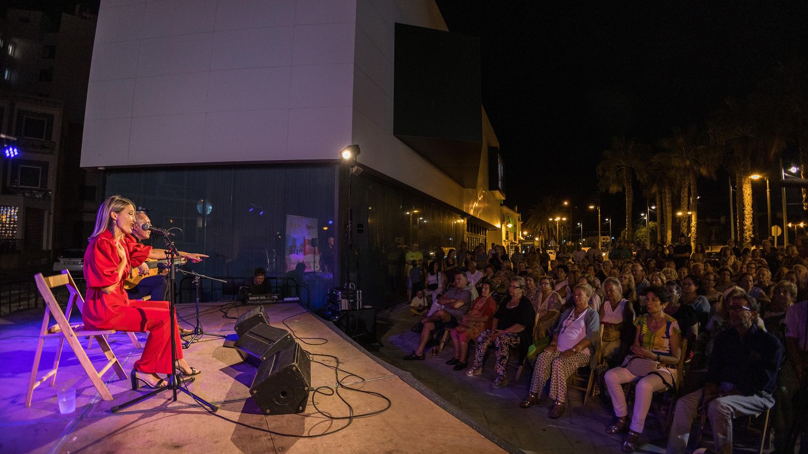 Alba Bazán, junto a Manuel Lin, en la clausura de La Isla Ciudad Flamenca, con numeroso público.