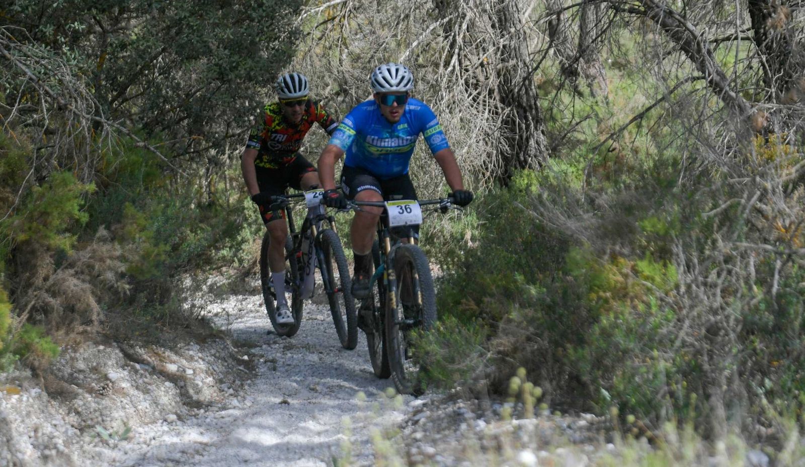 Dos 'bikers' en pleno esfuerzo en una prueba de Short Track.