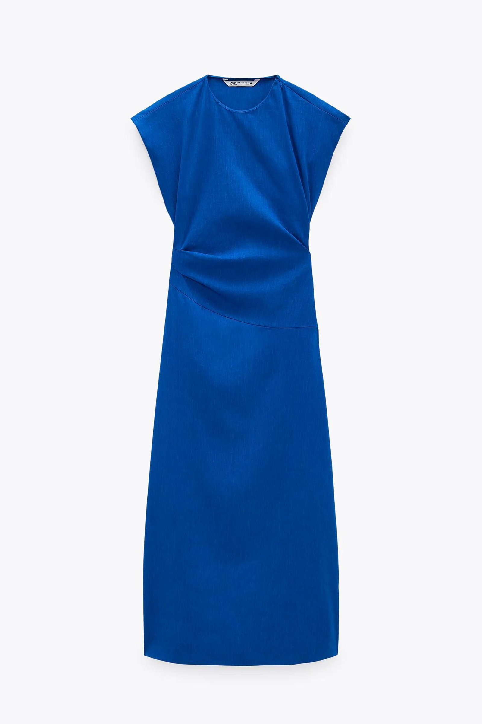 Vestido de lino azul klein de Zara.