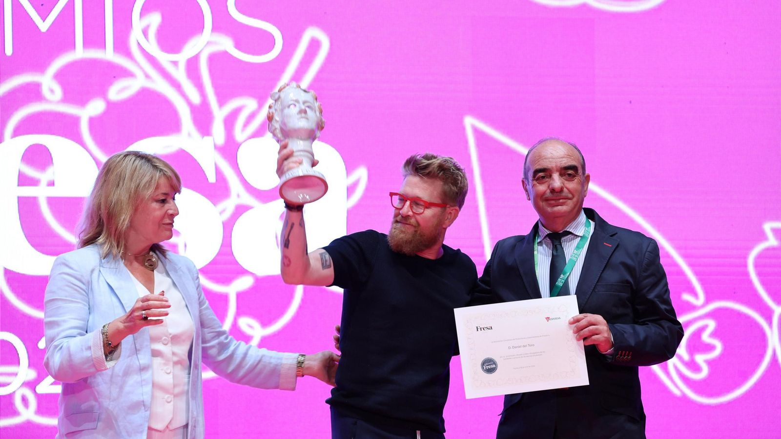 Daniel del Toro con el premio junto a Pilar Miranda y Francisco Barroso. Daniel del Toro con el premio junto a Pilar Miranda y Francisco Barroso.