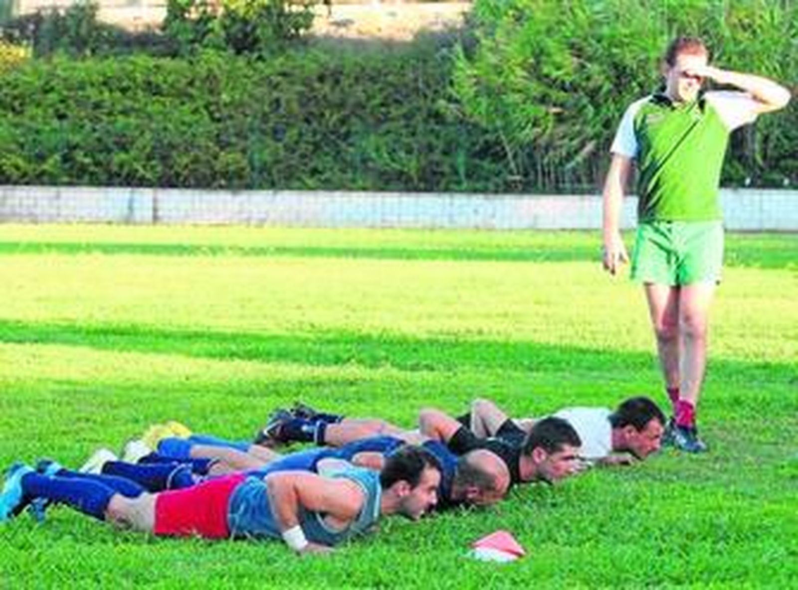 Costigan, de pie, a la derecha, durante la sesión de entrenamiento del Rocks celebrada ayer.