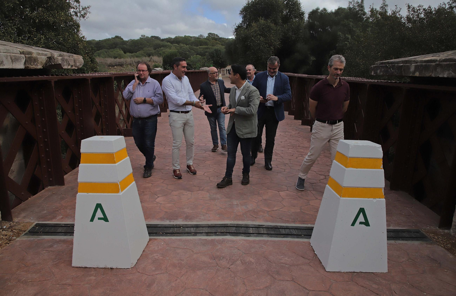 Fotos de la visita del Puente de Hierro del río Palmones tras la finalización de las obras de rehabilitación realizadas por la Junta de Andalucía en Los Barrios