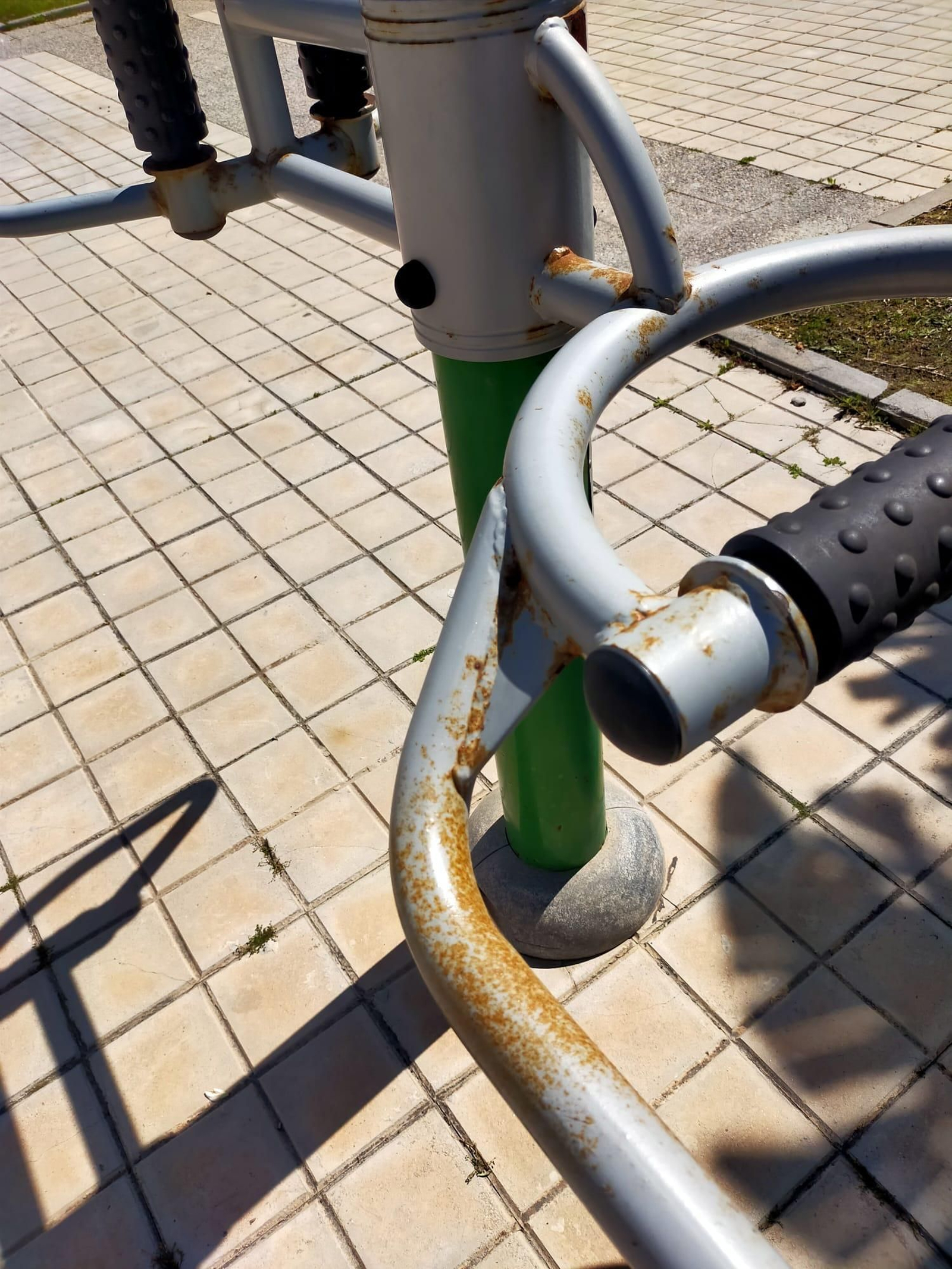 Estado de un aparato de gimnasia en el barrio.