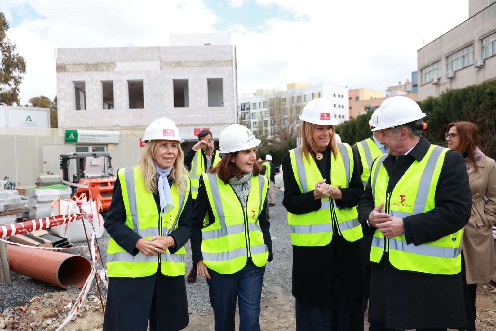 La consejera de empleo, Rocío Blanco, junto a la alcaldesa de Huelva y la subdelegada del Gobierno.