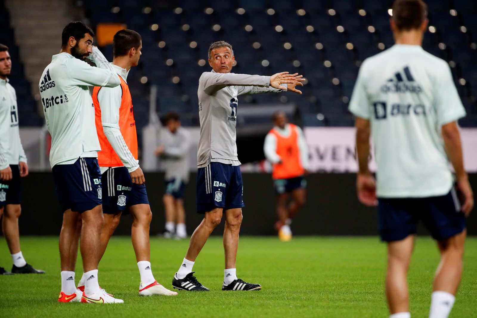 Luis Enrique le da instrucciones a Morata y Albiol en el entrenamiento en la sede del partido en Estocolmo.