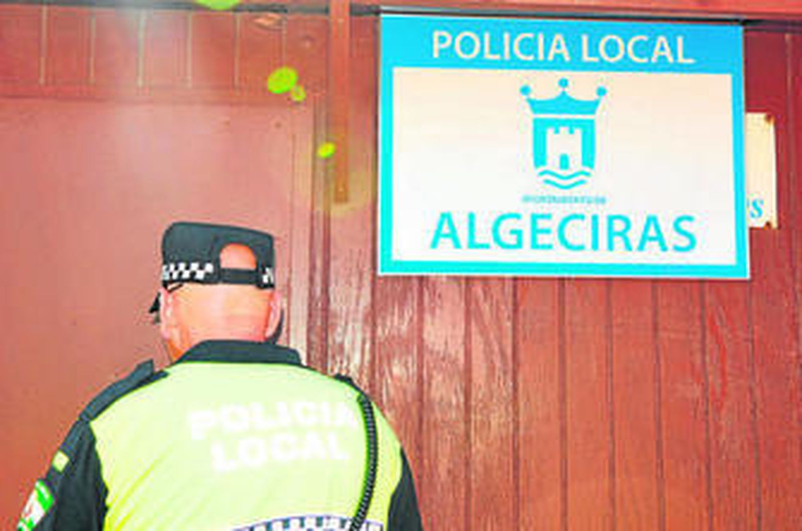 En la imagen, uno de los agentes de la playa de la Policía Local de Algeciras.