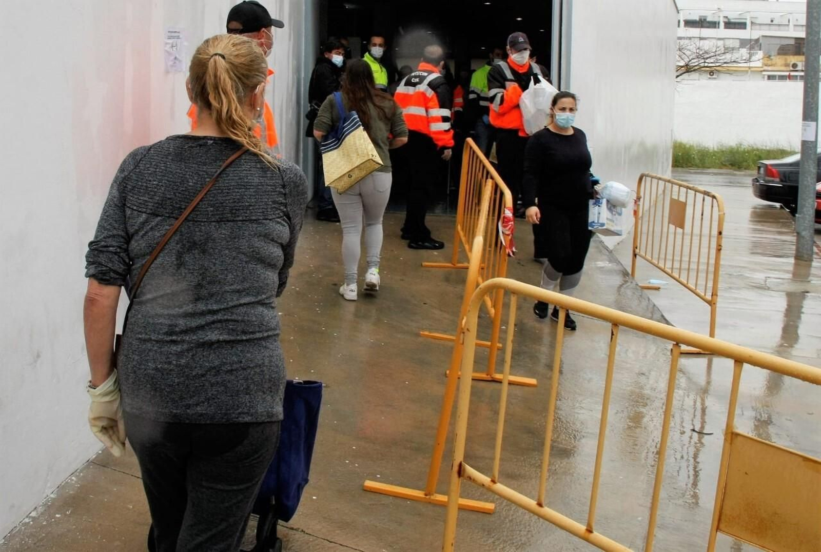 Familias portuenses, atendidas por el Ayuntamiento en el centro cívico.