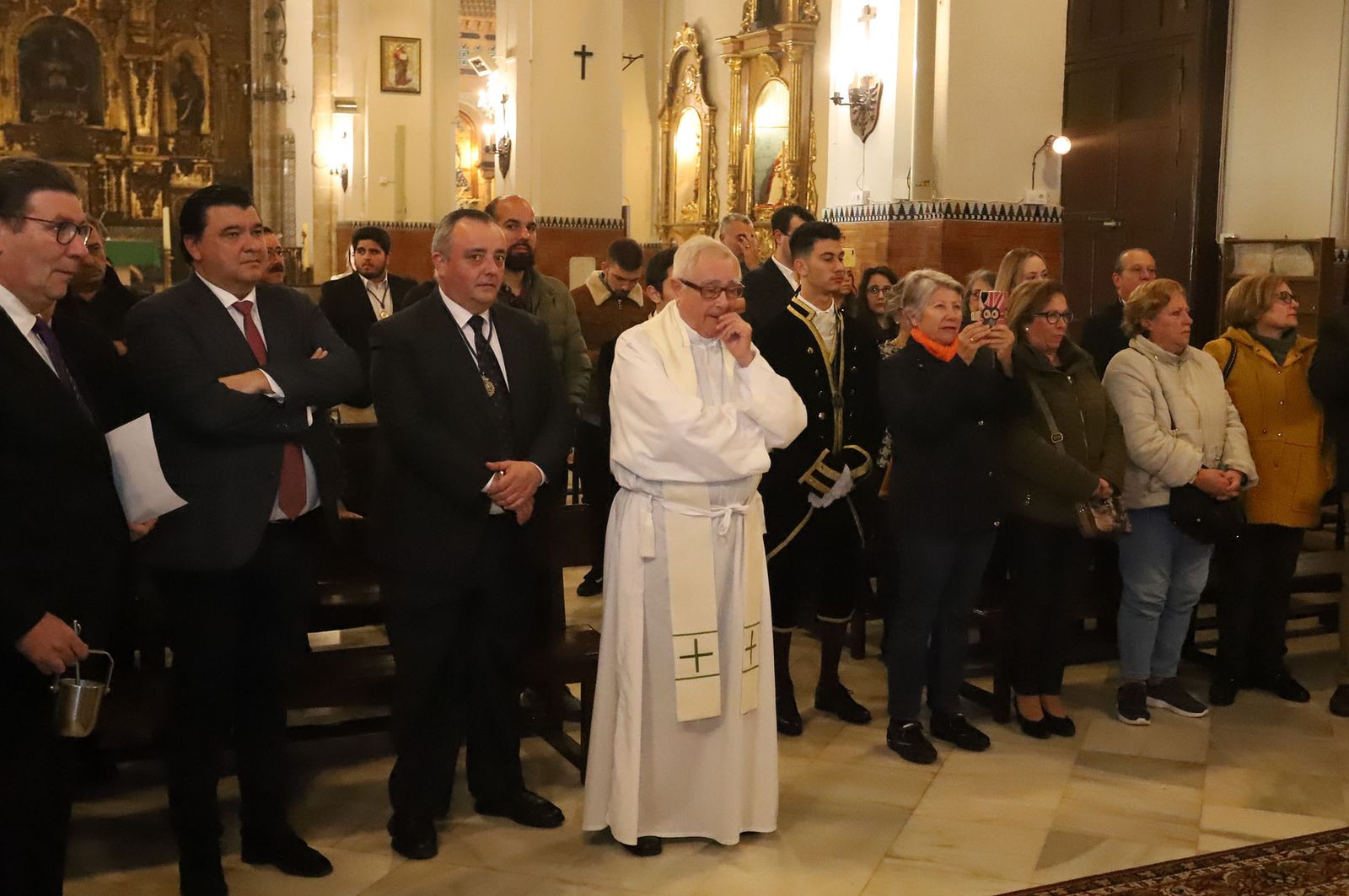 Imágenes de la bendición la la nueva túnica del Señor de Pasión y posterior besamanos
