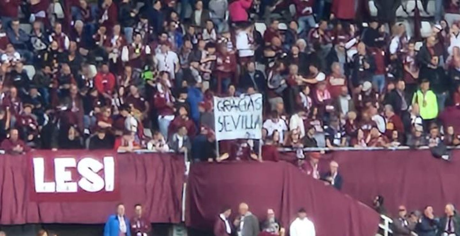 Los aficionados del Torino y la pancarta "Gracias, Sevilla" ante la Fiorentina.