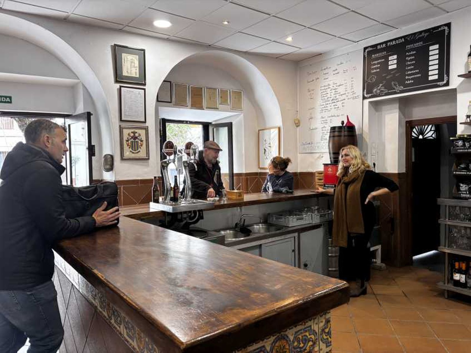 Fátima atiende en el Bar Parada El Gallego.