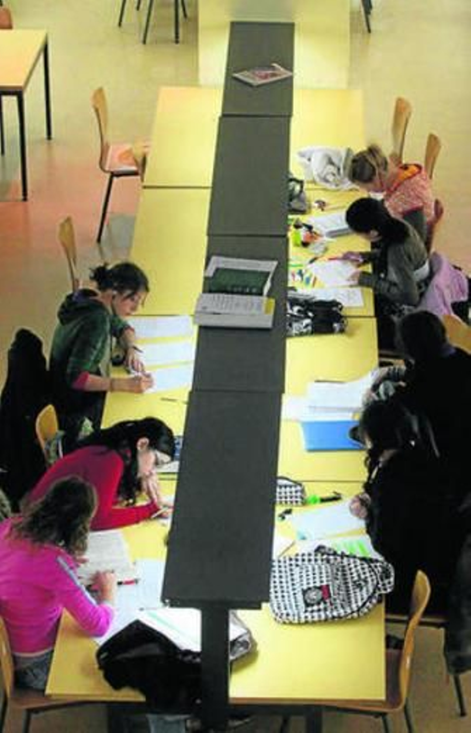 1. Alumnos en pleno examen de Inglés en la facultad de arquitectura. 3. Intercambio opiniones al finalizar el ejercicio. 2. Tras finalizar el primer día de exámenes, toca preparar el siguiente. /Fotos: G. H.