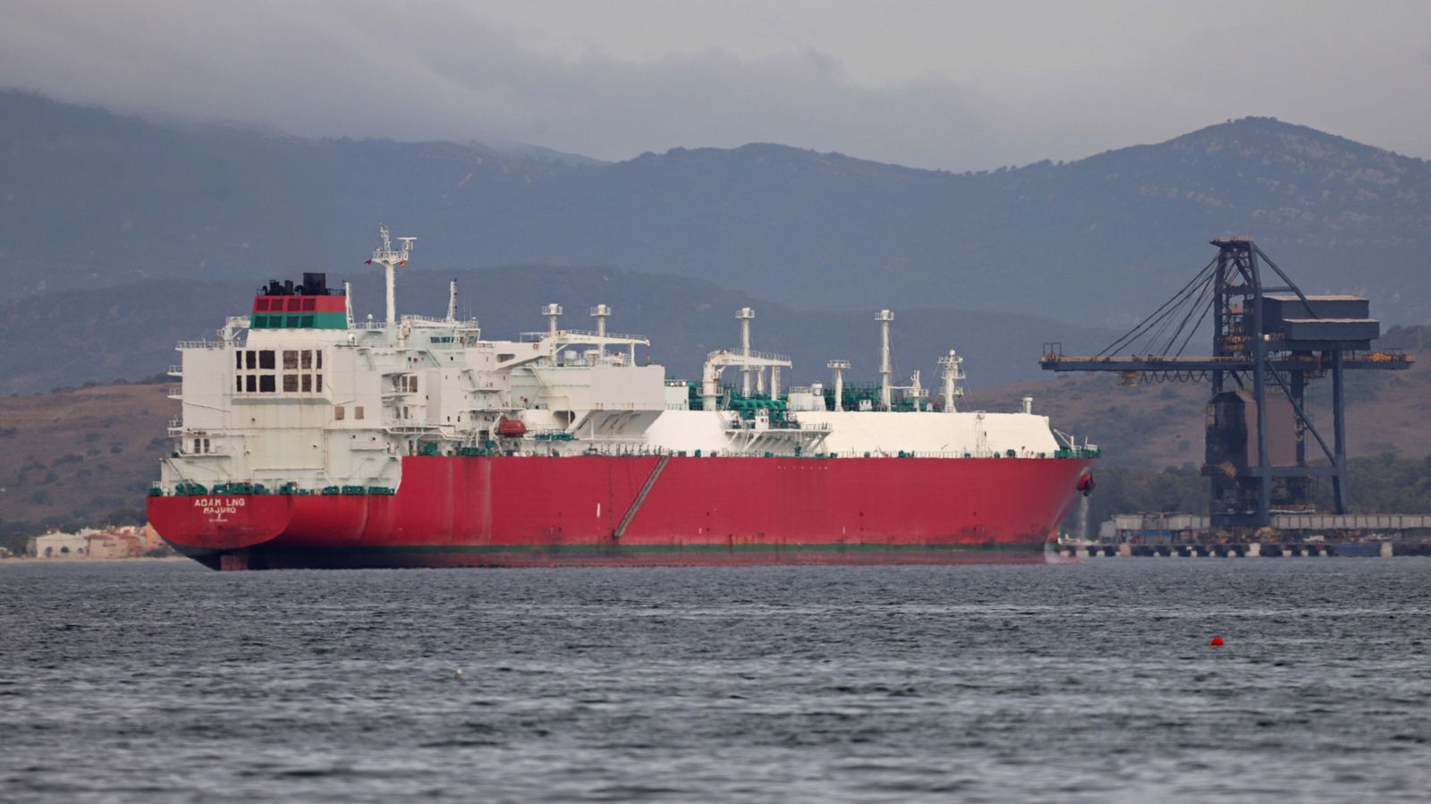 Fotos del buque hundido en Gibraltar y vertido en la playa de Poniente de La Línea