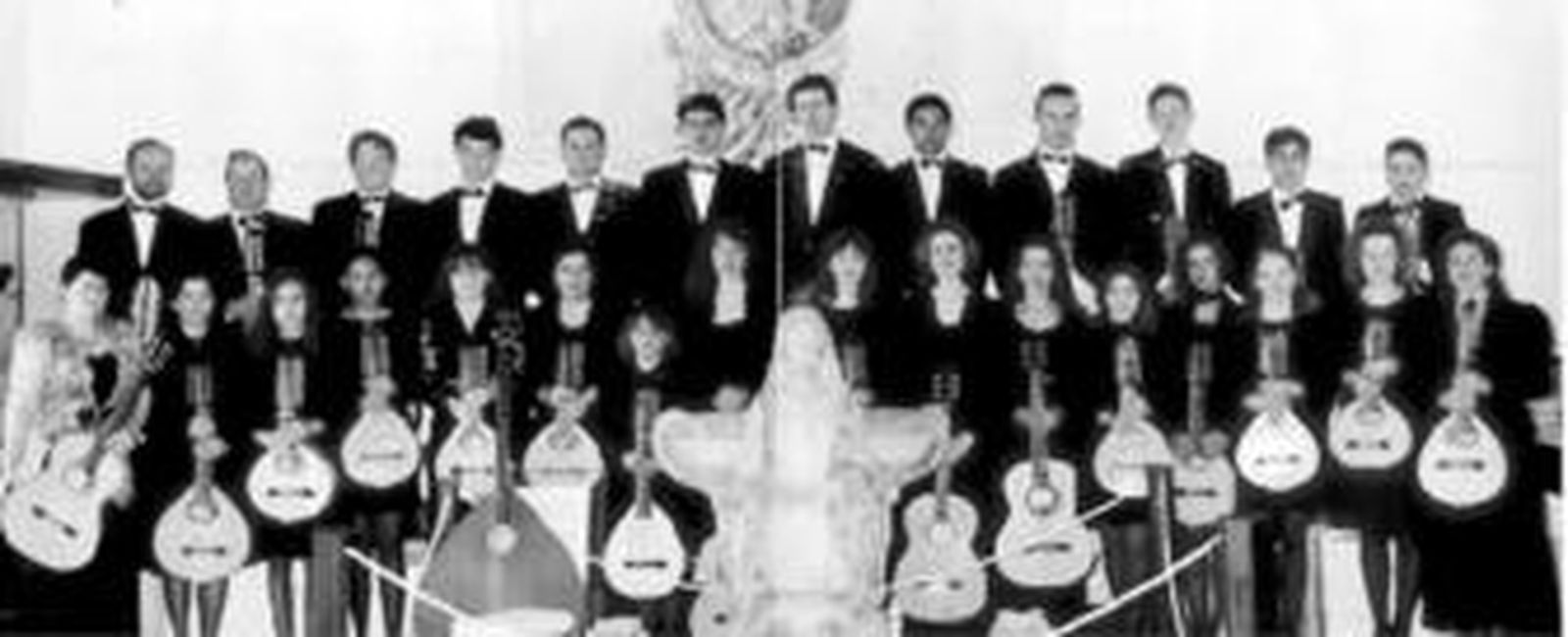 Ángel Barrios, bajo estas líneas, en el retrato pintado por Manuel Ángeles Ortiz, es uno de nuestros más insignes pioneros de la Granada musical. El 'Trío Albéniz', en sus versiones infantil y adulta, darían continuidad secular a este tipo de creación artística, como lo es también la orquesta Velasco Villegas de Baza. Expresiones de una actividad artística granadina en el campo de la música.