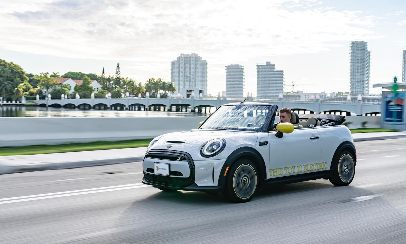 Mini convierte su Cooper SE en descapotable