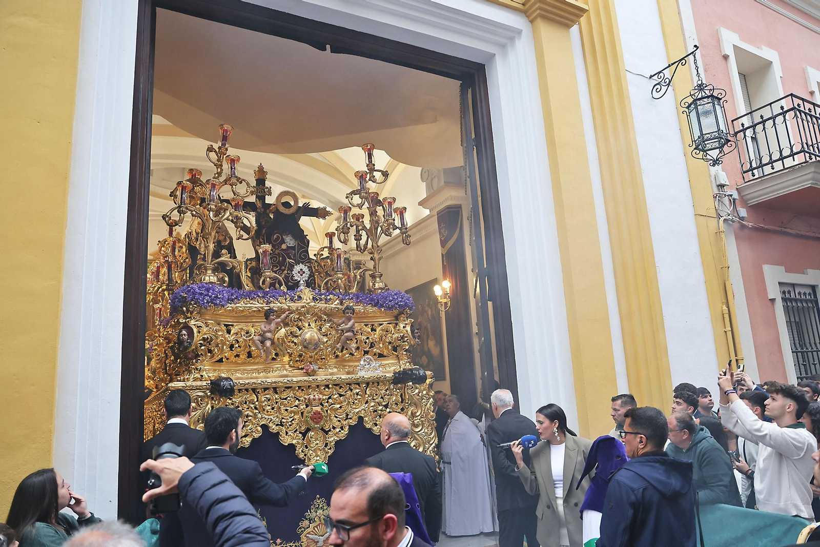 Miércoles Santo: La Hermandad de La Esperanza por las calles de Huelva