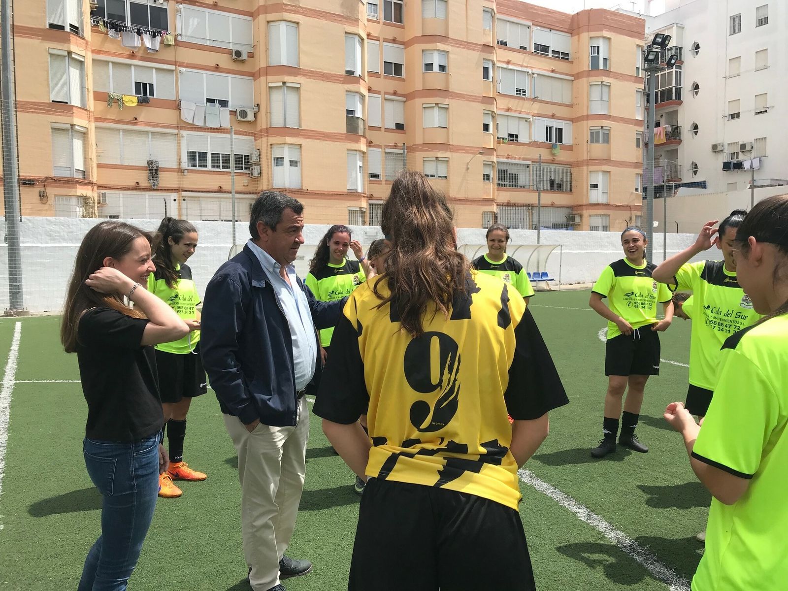 Loaiza, con un equipo femenino de San Fernando.