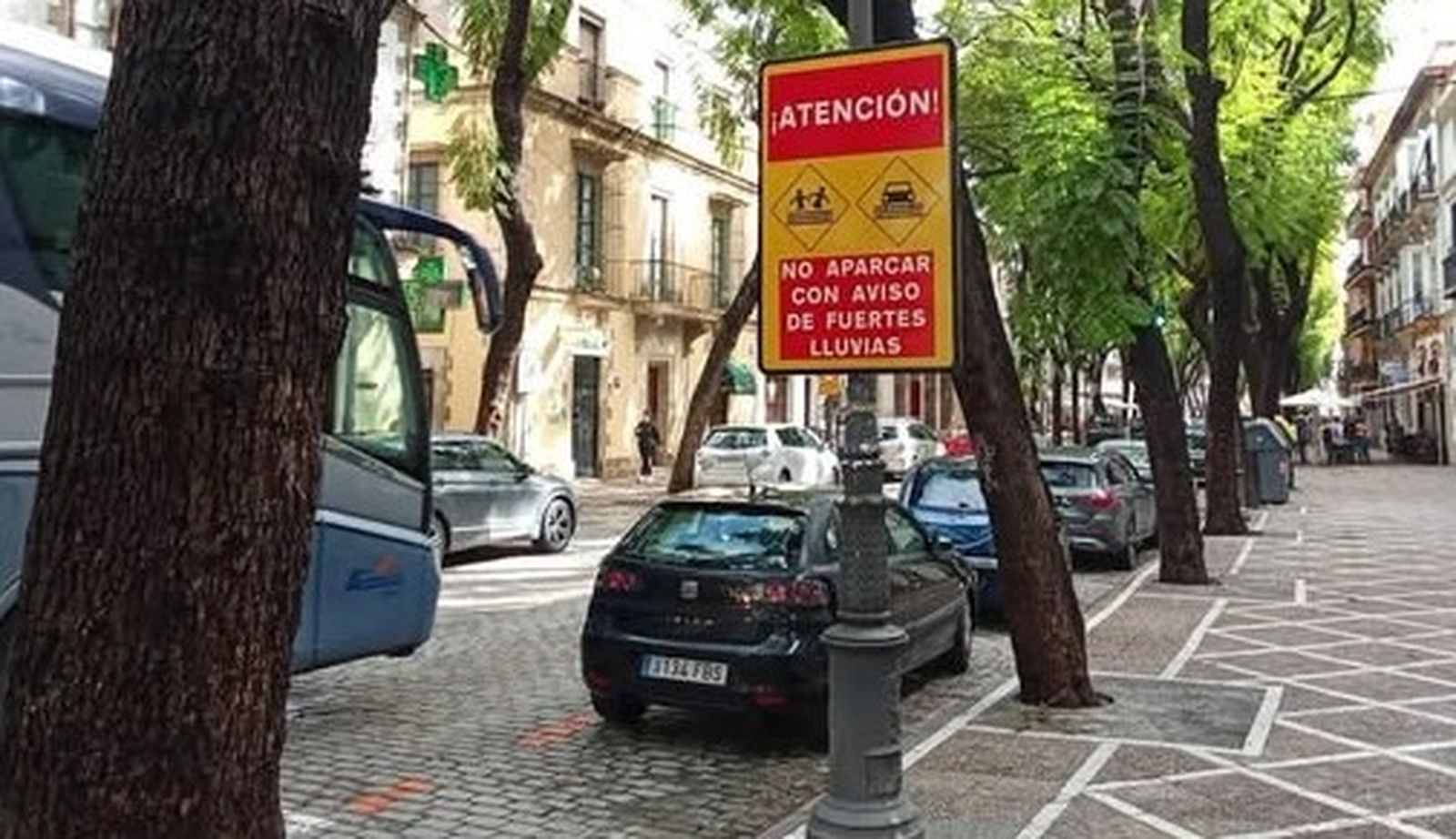 Una de las señales instaladas por el Ayuntamiento de Jerez para advertir de "no aparcar con aviso de fuertes lluvias"