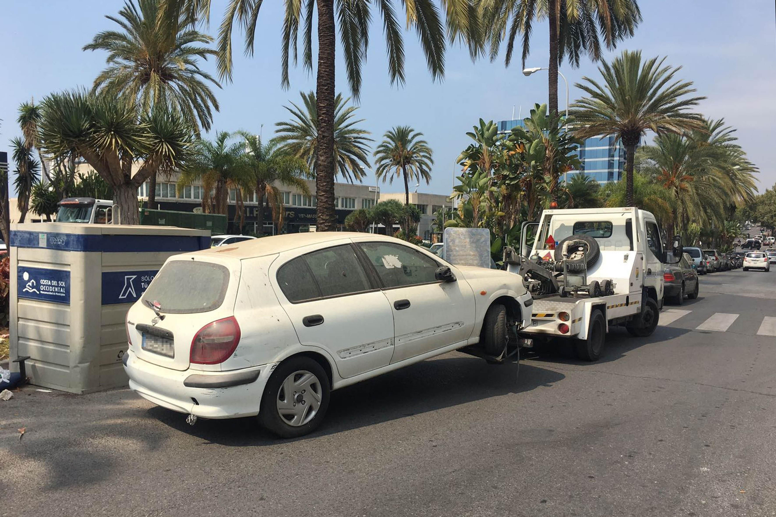 Una grúa retira el coche de la vía pública.