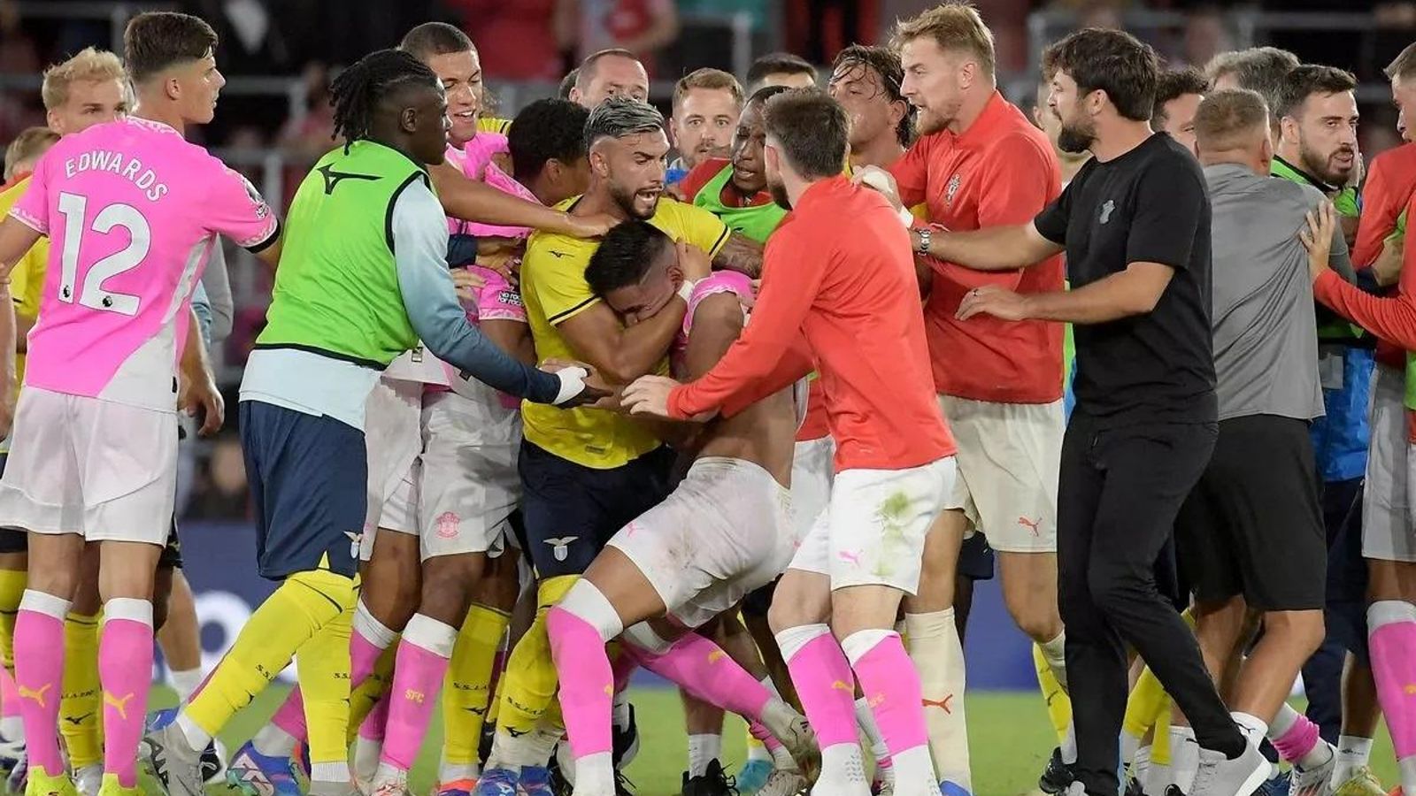 Futbolistas sujetándose por el cuello en la monumental tangana entre italianos e ingleses.