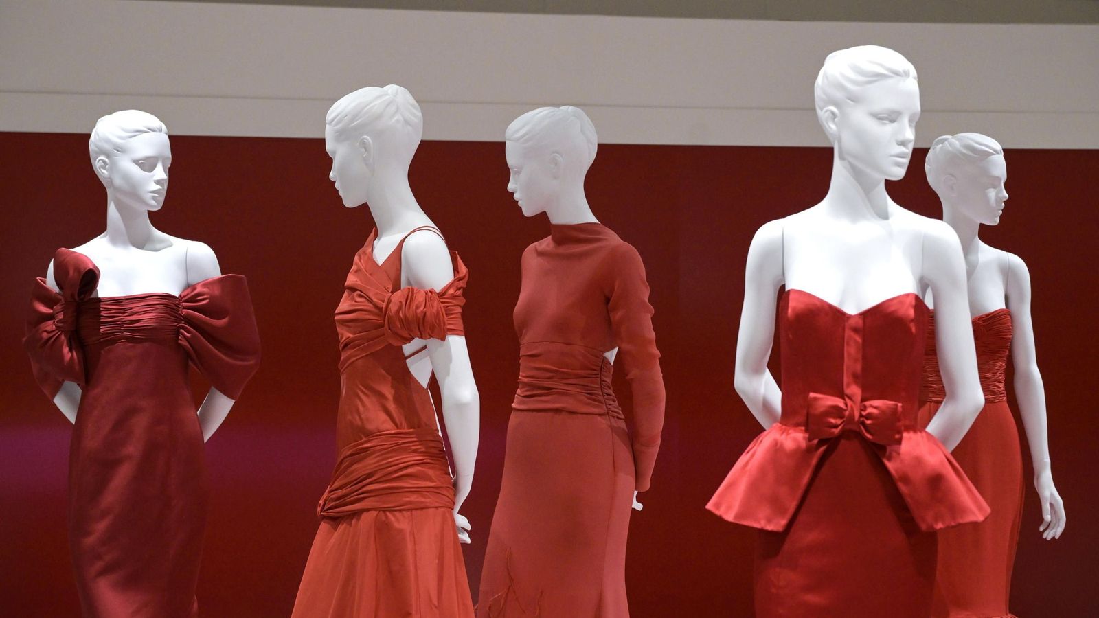 Diseños con el rojo Valentino, en una de las últimas muestras sobre el diseñador en la capital italiana.